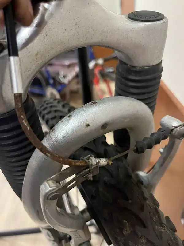 Suspension fork service